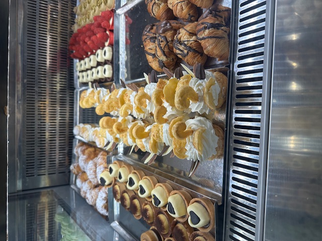 Bar  Gelateria  Pasticceria produzione propria Pogliano M.se € 300.000