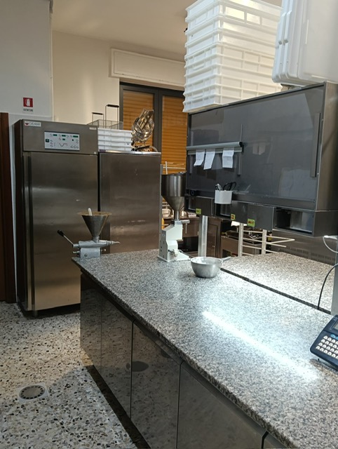 Bar  Gelateria  Pasticceria produzione propria Pogliano M.se € 300.000