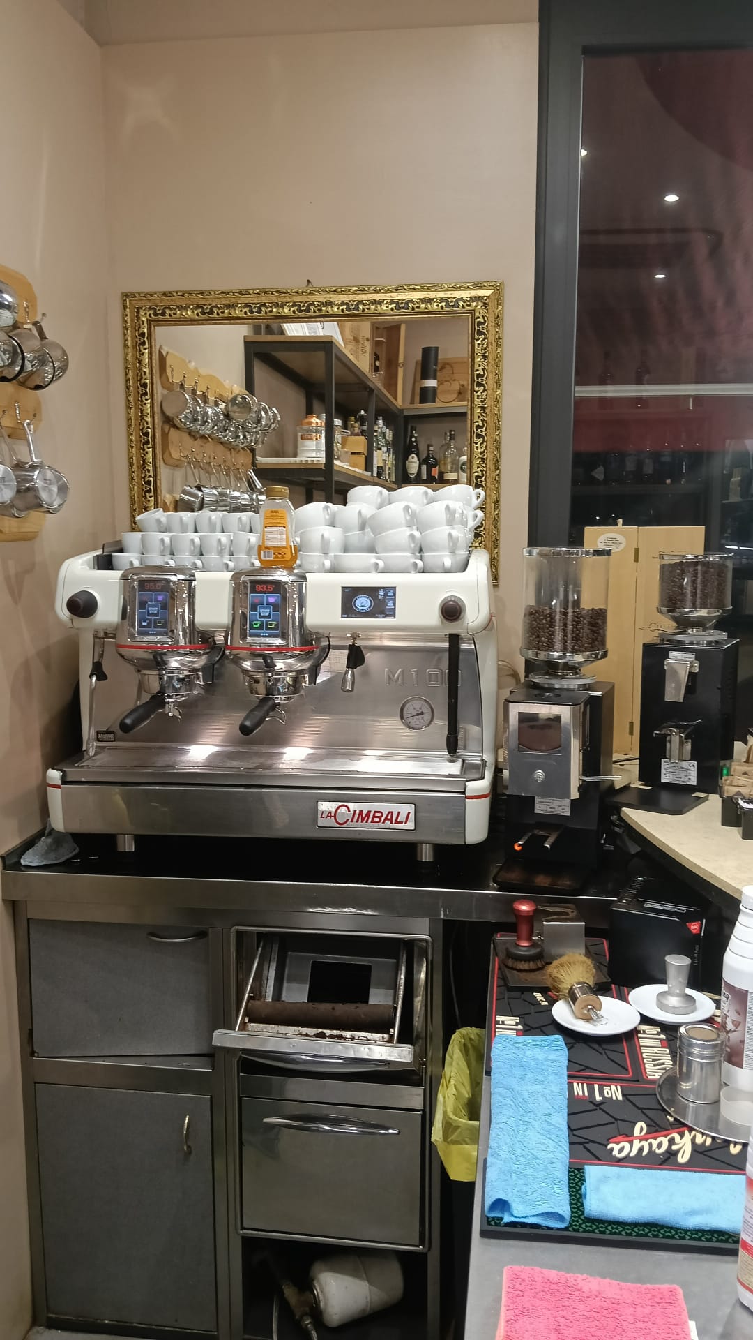 Bar  Gelateria  Pasticceria produzione propria Pogliano M.se € 300.000
