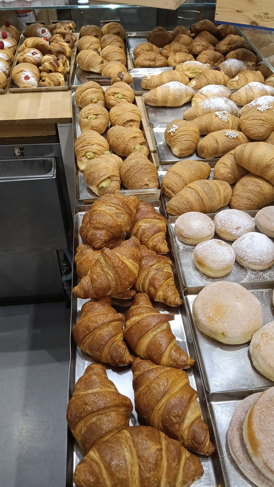 Bar  Gelateria  Pasticceria produzione propria Pogliano M.se € 300.000