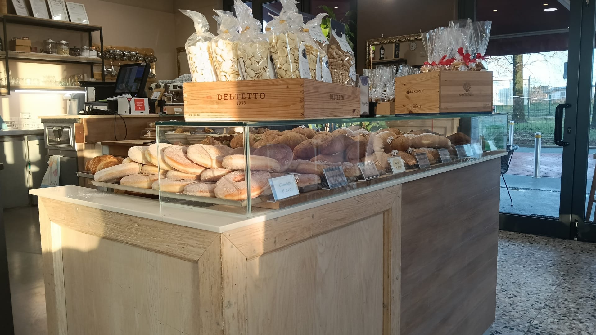 Bar  Gelateria  Pasticceria produzione propria Pogliano M.se € 300.000