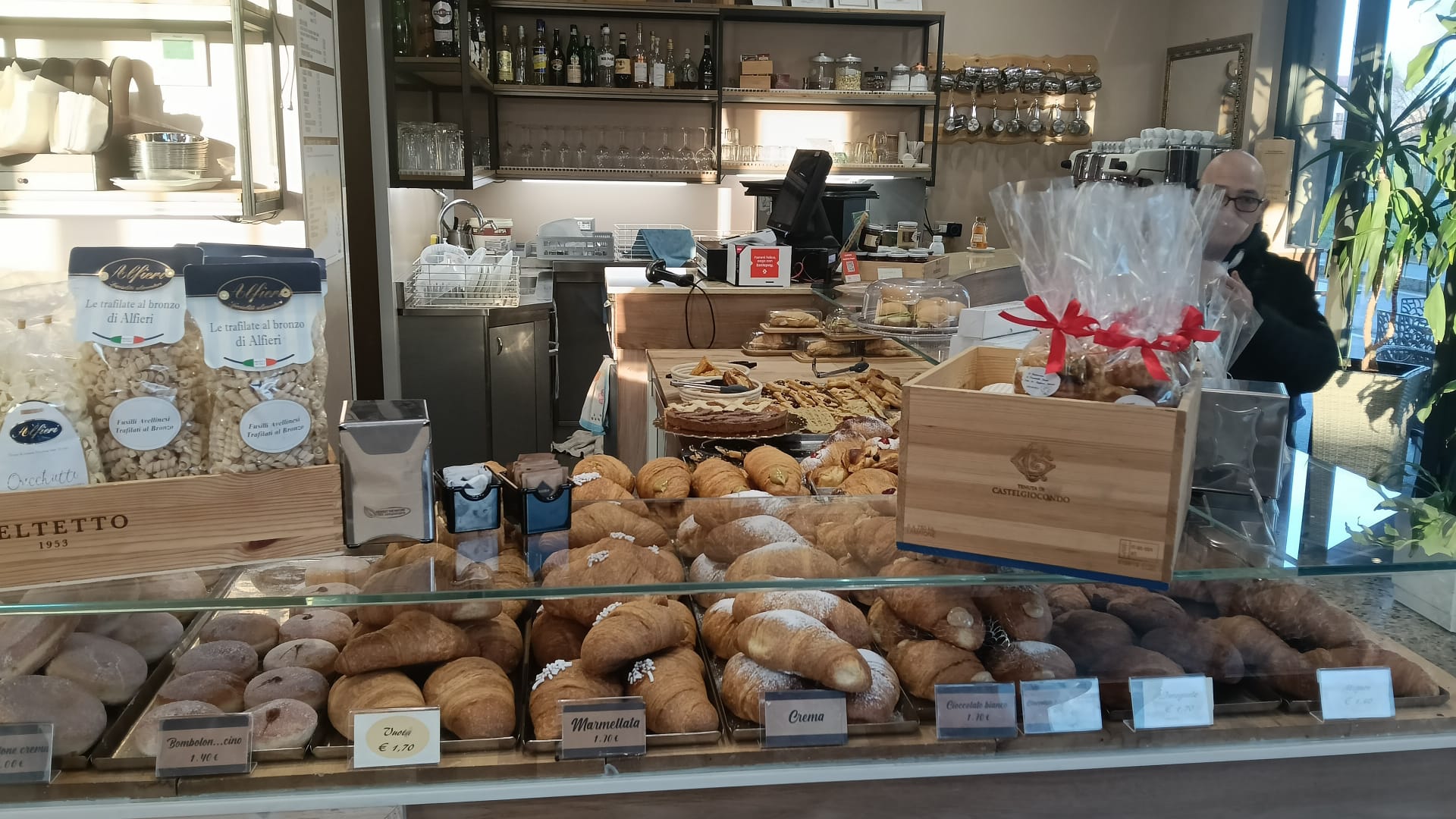 Bar  Gelateria  Pasticceria produzione propria Pogliano M.se € 300.000