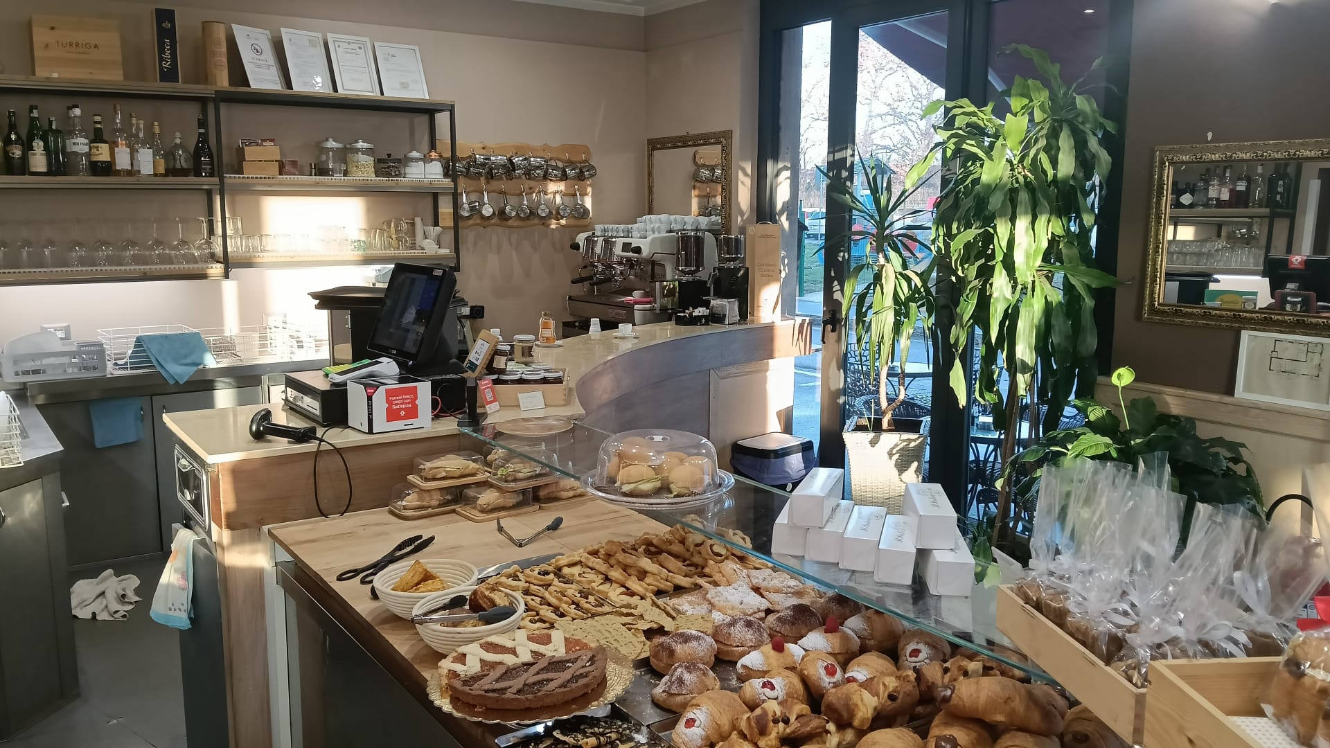 Bar  Gelateria  Pasticceria produzione propria Pogliano M.se € 300.000