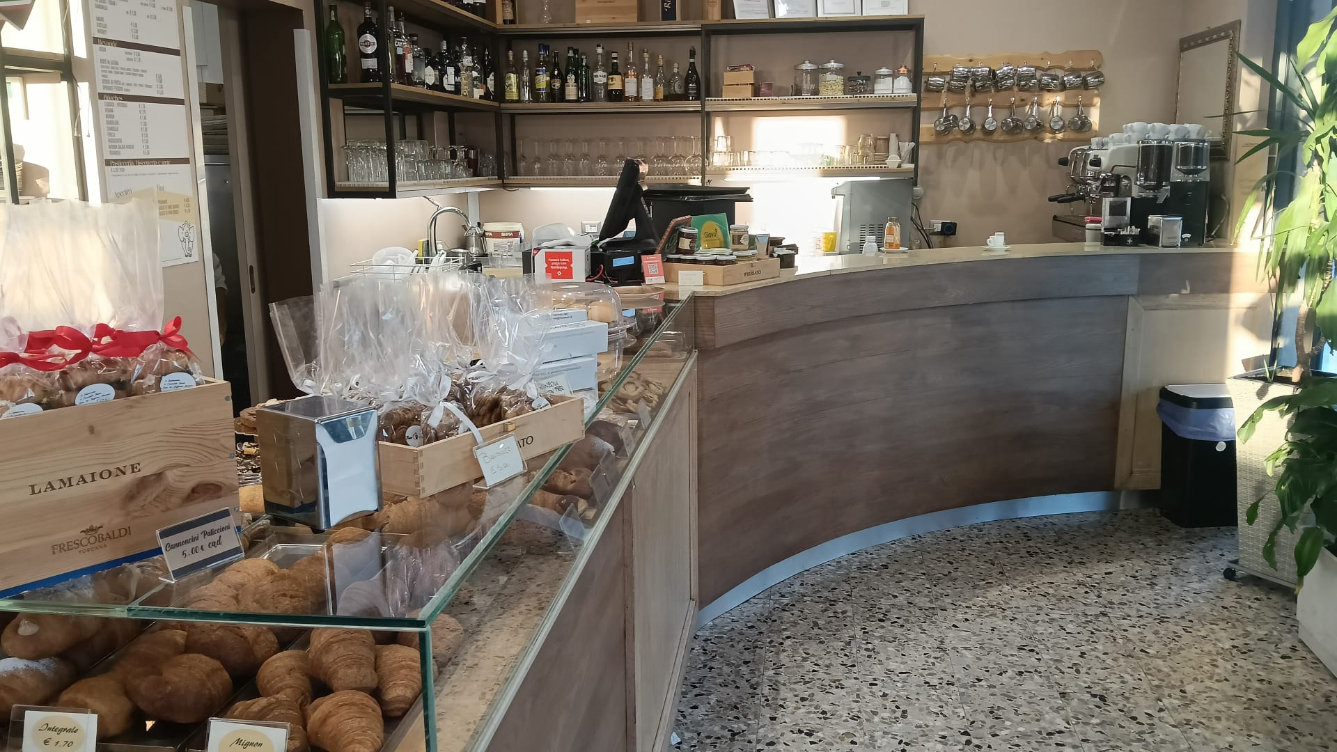 Bar  Gelateria  Pasticceria produzione propria Pogliano M.se € 300.000